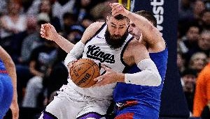 塞媒：约基奇给瓦兰打了电话 说服他继续征战NBA