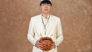 开云官网-杨瀚森在斯普利特陪同下练外线投篮 前者右侧45度NBA三分线5投4中