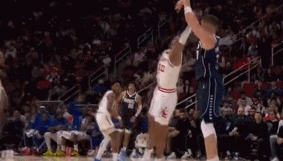 开云-来就是成串！克莱外线连中两记三分球帮助球队追分