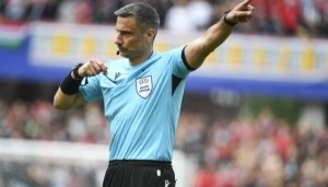 开云官网-外网球迷喷裁判：对巴黎球员吹口气都犯规！门德斯自己摔倒也吹？