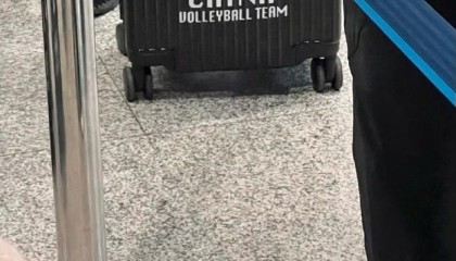 网友机场偶遇中国女排，谁将参加VNL比赛？两国手空降U21世锦赛