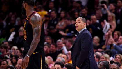 詹姆斯：好教练有出色的ATO战术 但把球给最好的球员也是一种智慧