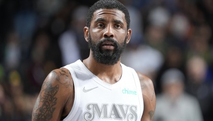 开云官网-浓眉：当然希望欧文尽快回归但不会主动催他复出 他是名人堂级别