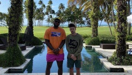 开云注册网址-看起来心情不错！詹姆斯现身歌手坏痞兔演唱会，并跟随音乐舞动